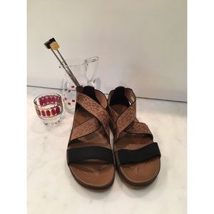 🌴Crocs Leopard Print Elastic Strap Sandals NWOT🌴